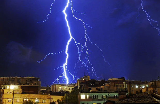 ШТА У СЛУЧАЈУ ГРМЉАВИНЕ: Храст и кишобран маме громове